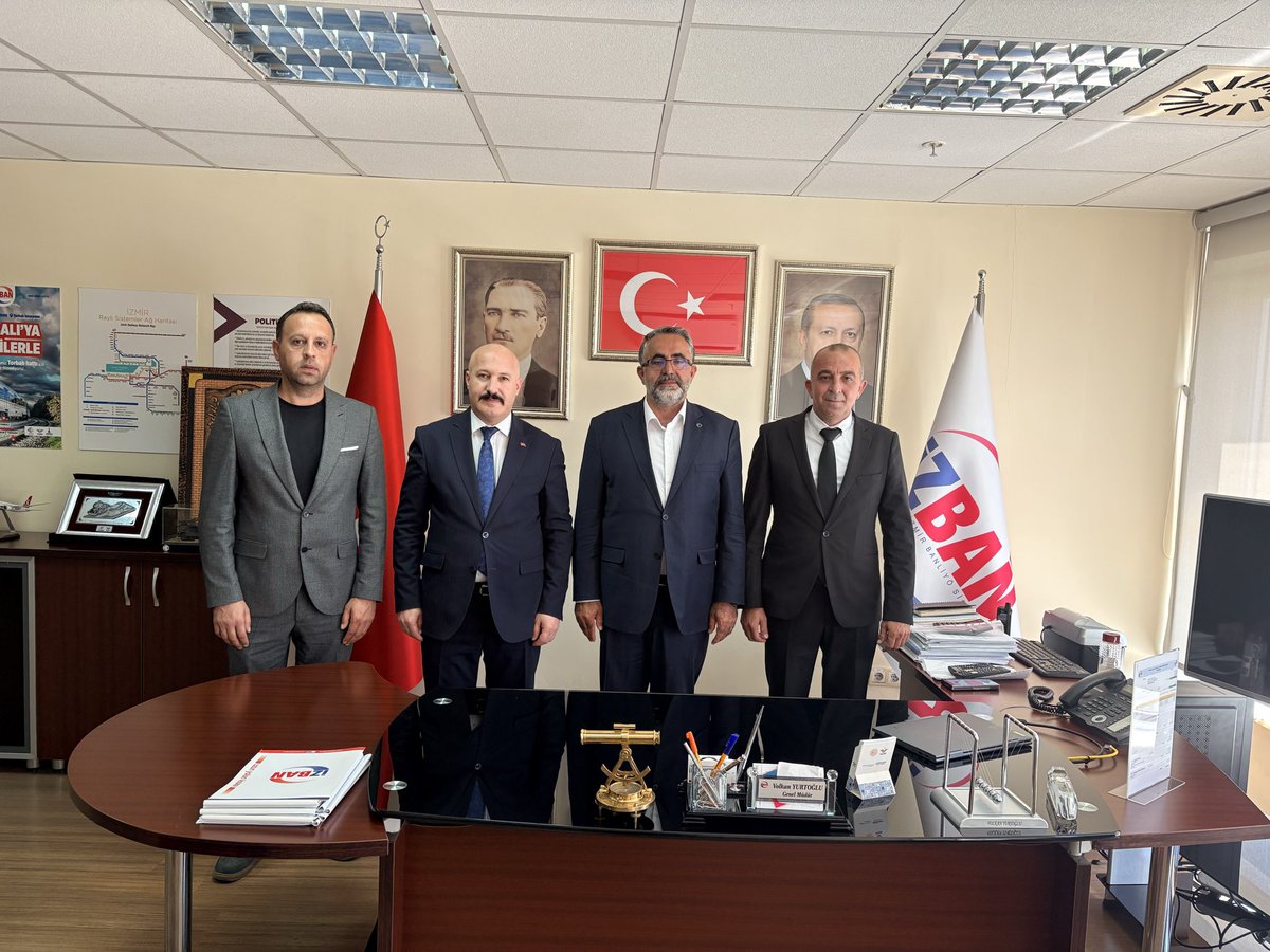 omercagirici's tweet photo. İZBAN Genel Müdürü Sayın Volkan Yurtoğlu’nu İzmir Bölge Başkanımız Mehmet Erenoğlu ve İl Başkanımız Rıdvan Atasoy ile birlikte makamında ziyaret ettik.
Yetkili olduğumuz İZBAN’da çalışan üyelerimizin çalışma koşulları ve taleplerine ilişkin  görüşme gerçekleştirerek, ulaşım güvenliği üzerine karşılıklı değerlendirmelerde bulunduk.

İZBAN Genel Müdürümüz Sayın Volkan Yurtoğlu’na meslektaşlarımız özel güvenlik görevlilerine göstermiş oldukları ilgi ,destek ve olumlu katkılarından dolayı Güvenlik-İş Sendikamız ve şahsım adına teşekkür ederim..
#izbanözelgüvenlik 
#güvenlikişsendikası
@uzunyolunkisasi 
@VYurtoglu 
@Guvenlik_is 
@turkiskonf