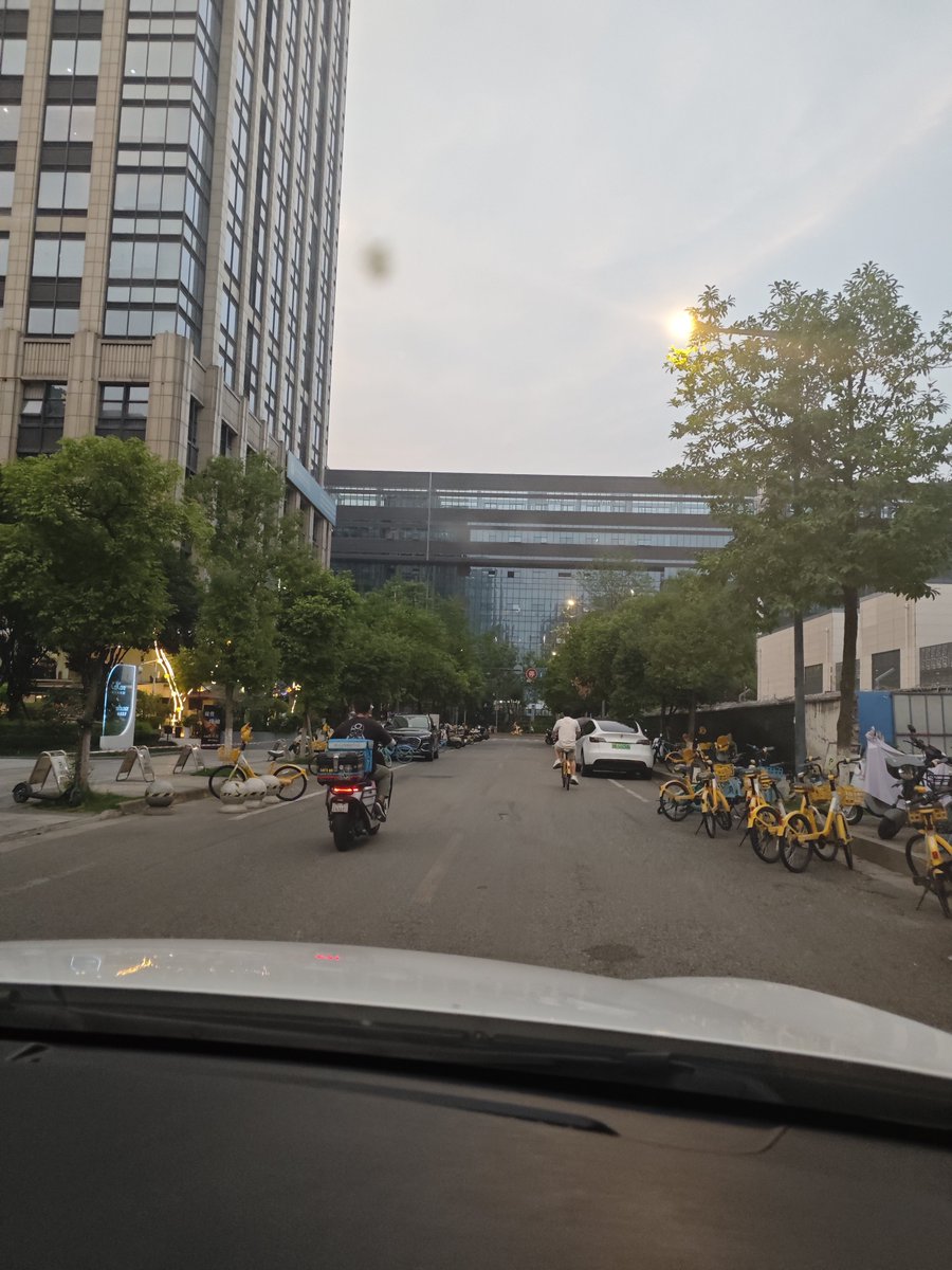 1010hfa's tweet photo. 纪念一下
今年第一次天没黑就下班 https://t.co/iANn0tmWHo