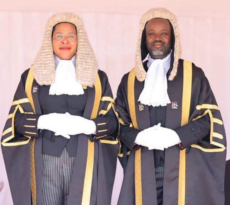 DrMorgans01's tweet photo. 🚨🚨: How about the selective enforcement of the law??
Someone walked away with 165bn and he was reserved for subscribing to a particular political group ,
Another was in charge of the same suspected house and he was re-recruited on duty, 
while others are highly promoted for being responsible for the same crimes!
Let all of them be charged or they invest that money like their master advised .
We say no to selective prosecution.
