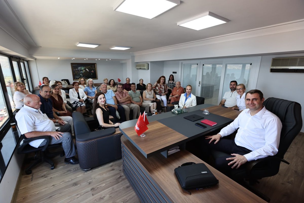 AylinNazliaka's tweet photo. 📍İzmir

Bugün, seçilmiş İzmir İl Başkanımız Çağatay Güç’ü ziyaret ederek dayanışma duygularımızı bir kez daha güçlü bir şekilde hissettirdik.
Bizler, halkın iktidarını kurma mücadelesinde her zamankinden daha azimli, daha kararlı ve daha inançlıyız.
Amasya Genelgesi’nde ifade edildiği gibi: “Milleti kurtaracak olan, milletin azim ve kararlılığıdır.”
İnanıyoruz ki, halkımızın iradesi, dayanışma gücümüz ve ortak mücadelemizle Türkiye’yi aydınlık yarınlara taşıyacağız.