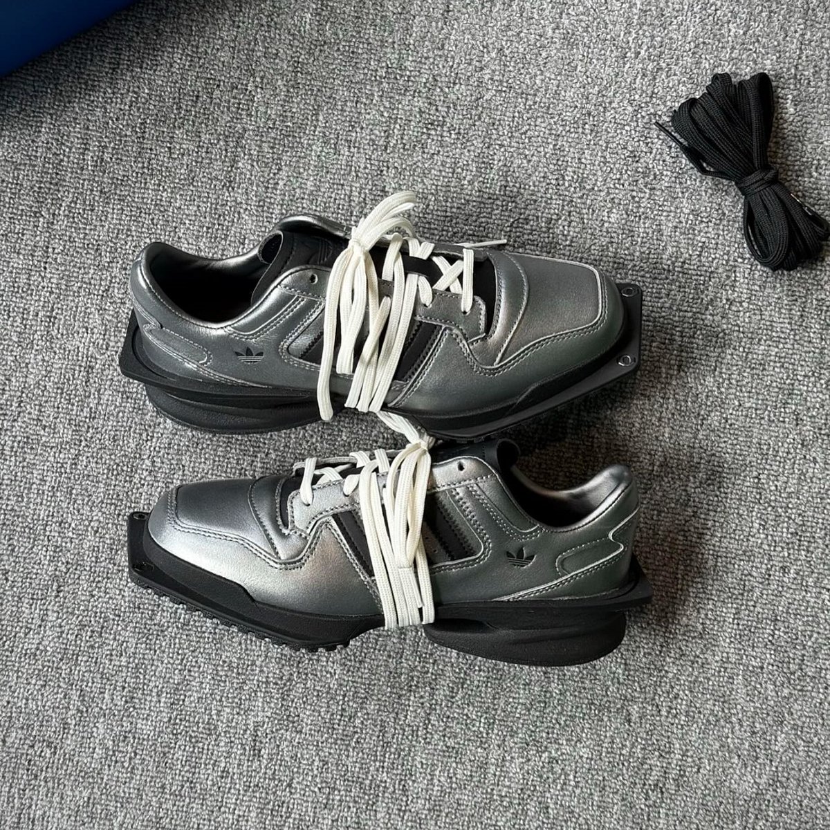 fullress's tweet photo. adidas Originals W FORUM CUBISM SQ “Silver/Burgundy” (アディダス オリジナルス フォーラム キュビズム “シルバー/バーガンディ”)が、2026年 発売予定！

https://t.co/pHI26XRCPL https://t.co/PXGJ6P1msS