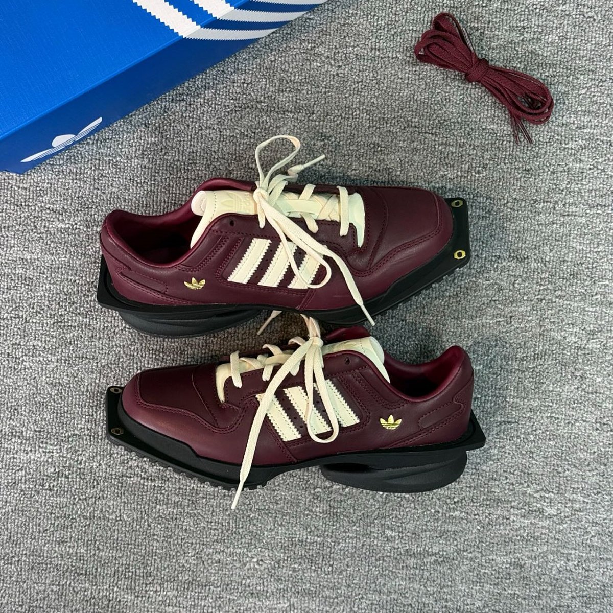 fullress's tweet photo. adidas Originals W FORUM CUBISM SQ “Silver/Burgundy” (アディダス オリジナルス フォーラム キュビズム “シルバー/バーガンディ”)が、2026年 発売予定！

https://t.co/pHI26XRCPL https://t.co/PXGJ6P1msS