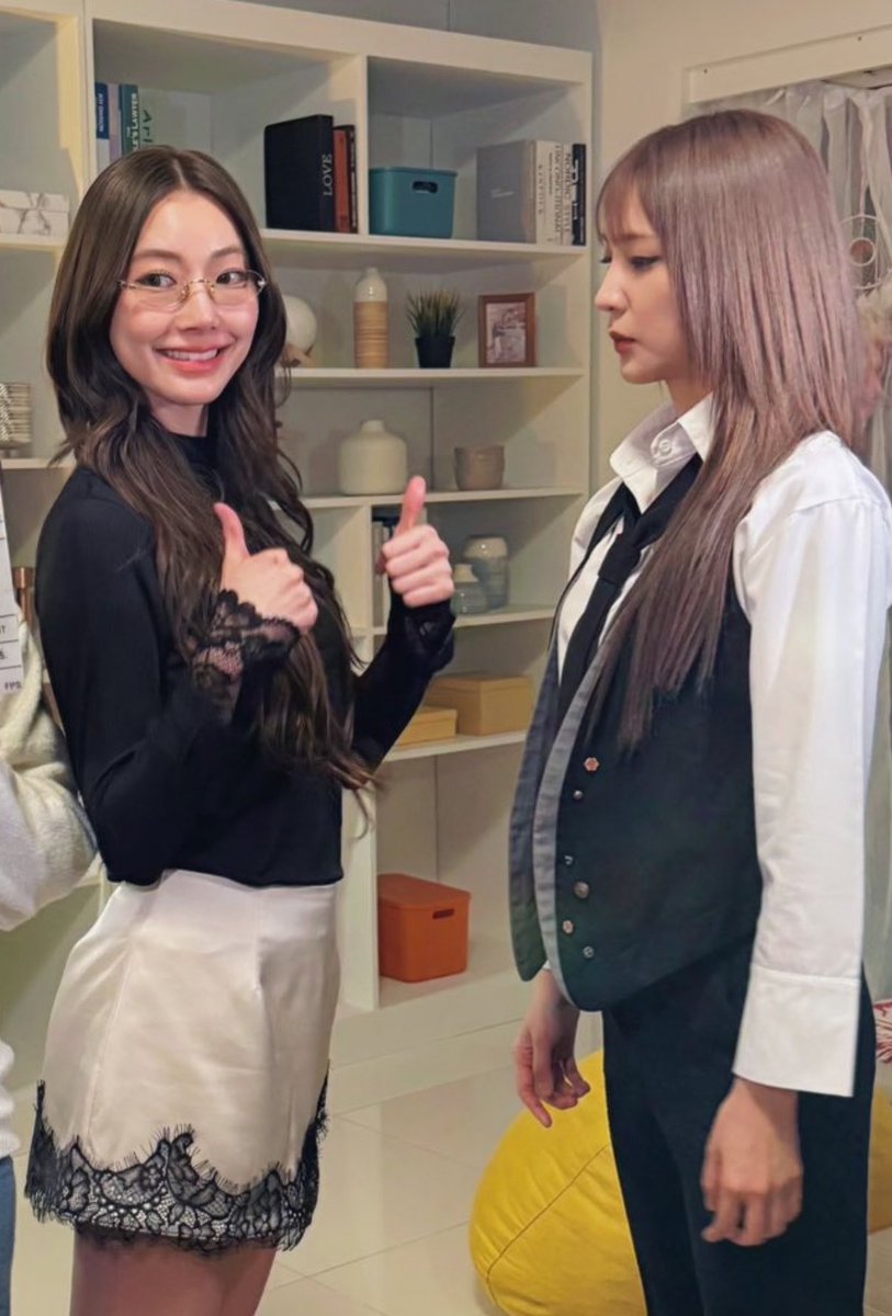 janhaeluvr's tweet photo. this picture cropped is even funnier 😭 https://t.co/ruqdZKemBb
