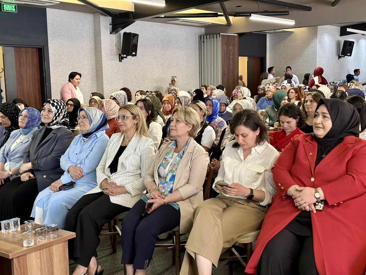 bernaabis's tweet photo. AK Parti Kocaeli Kadın Kollarımızın gerçekleştirdiği Sıfır Atık Eğitimi programında çevre bilincini ve sürdürülebilir yaşam anlayışını konuştuk. Cumhurbaşkanımız Sayın Recep Tayyip Erdoğan’ın kıymetli eşi Sayın Emine Erdoğan Hanımefendi’nin himayelerinde yürütülen Sıfır Atık Hareketi’ni toplumun her kesimine ulaştırmak için hep birlikte çalışmayı sürdüreceğiz. ♻️
@tugbaisikercan