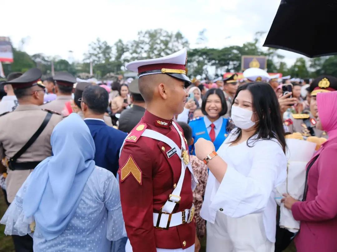 Hidupsebagai62's tweet photo. Ini anaknya Ferdy Sambo gak sih?
Jadi Akpol juga?
Wahwahwah..

Brarti kalo orang tua bermasalah dan mencoreng nama instansi, 
anak belum tentu di banned ya? https://t.co/0VVNYU00id
