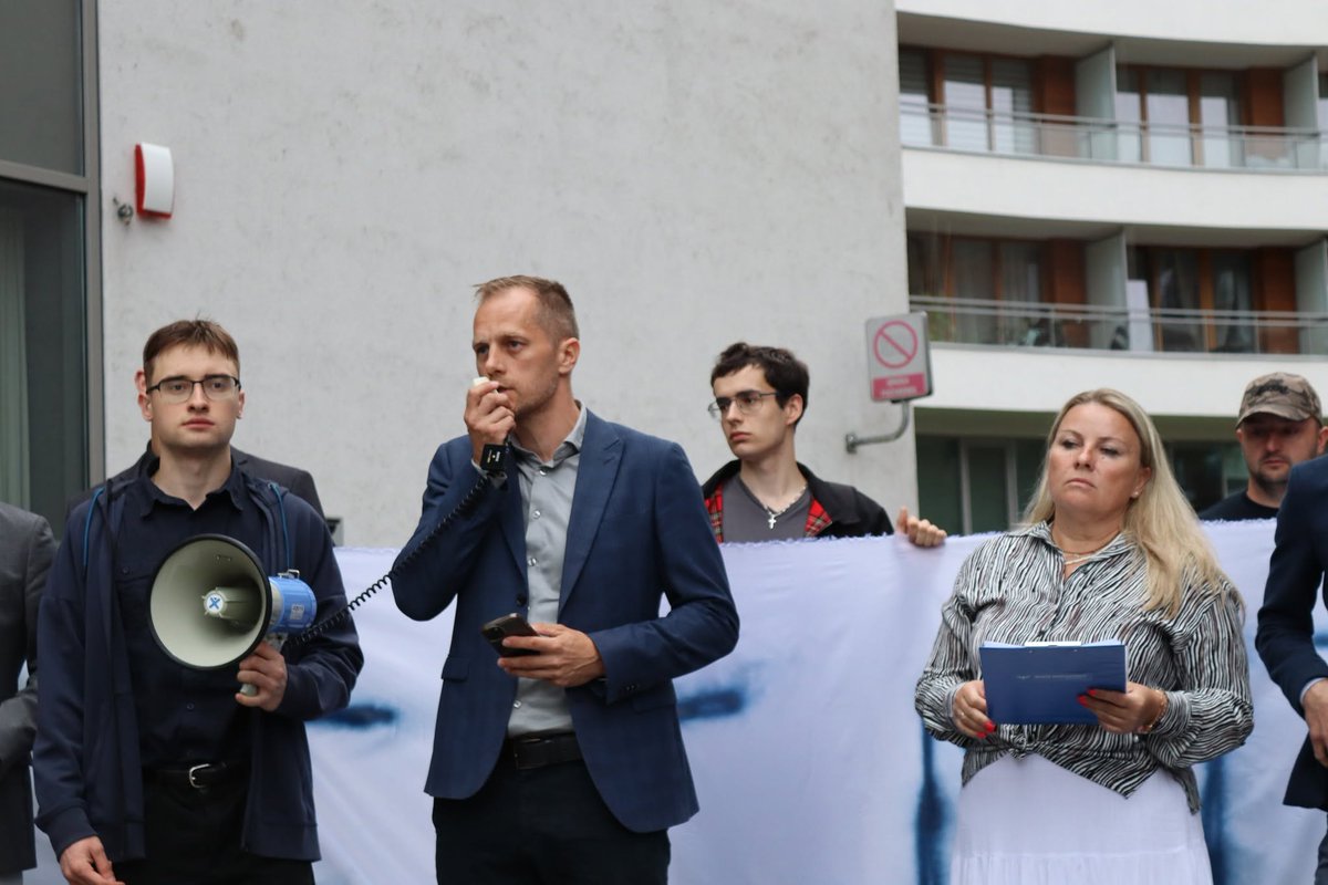 jaroslawbaca's tweet photo. Wczorajszy protest przeciwko nielegalnemu meczetowi przy ul.  Dworskiej 1 w Krakowie zgromadził wielu uczestników. Zainteresowanie  było tak duże, że skończyły się wydrukowane ankiety.
Przypominamy! Głos możesz oddać także w formie online:
https://t.co/Ut6iQRrApM https://t.co/6qtkq7QL0L
