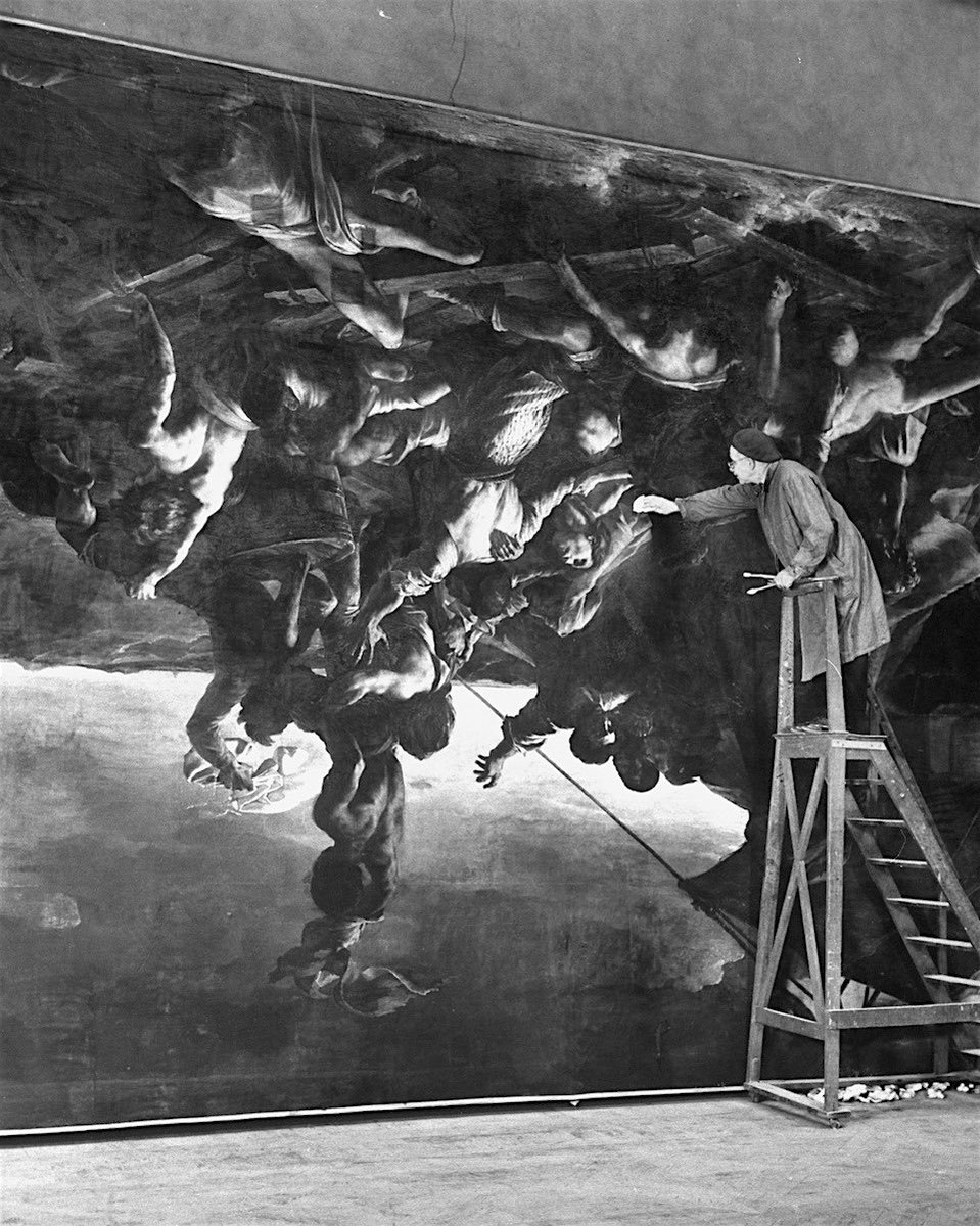 XoxeAndrew's tweet photo. Un conservatore al Louvre nel 1950 mentre restaura il dipinto "La zattera della Medusa" di Géricault. https://t.co/olpioEhtOF