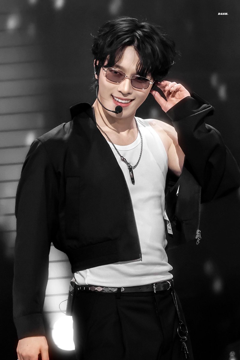 mingyursonly's tweet photo. The way that Dino can easily transform from being a cute university boyfriend to being a cool 90s heartthrob! 😭 He can literally charm anyone 🔥 #DINO #디노 https://t.co/mIDxGSFrOY