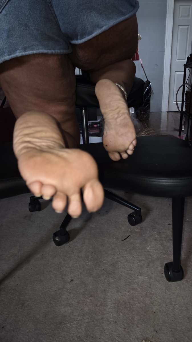 Lilfeet_QT's tweet photo. Twinkling toes today... Get ready to wiggle tomorrow! https://t.co/Adr8UXJvGa