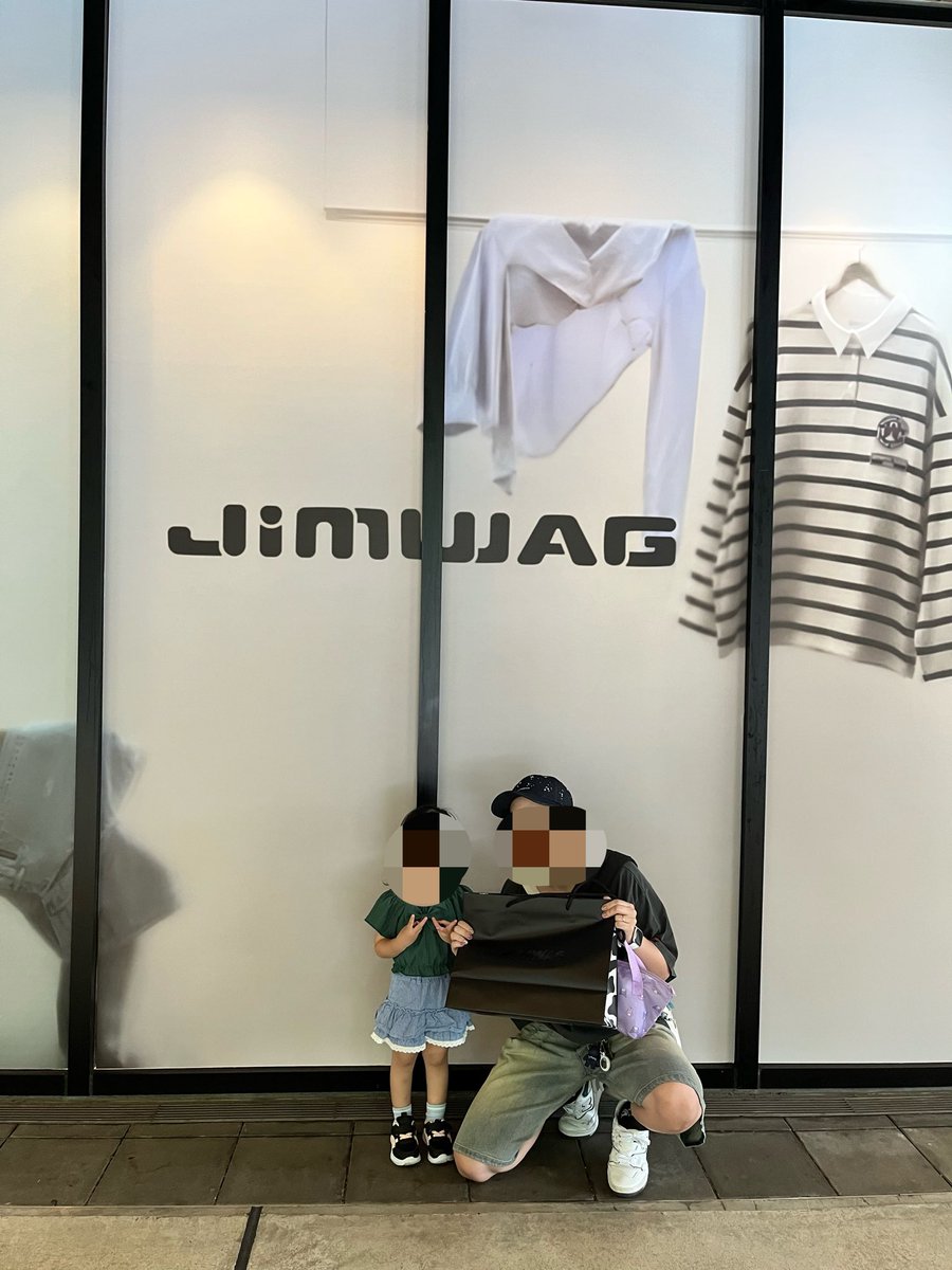 KAIRI940825's tweet photo. 今日3歳児連れてワンオペ推し活してきた！
無事に欲しかったアイスクリームTシャツゲット🍨現地調達のみだったから迷ってたけど、推し×娘はめちゃくちゃ癒し空間だった🫶そして店頭のお姉さんが写真撮りましょうか？📸って撮ってくれた😭✨
楽しかった〜❤️���🔥
@___nicoichi___ @jimwag_official https://t.co/FTSf3N8uRj