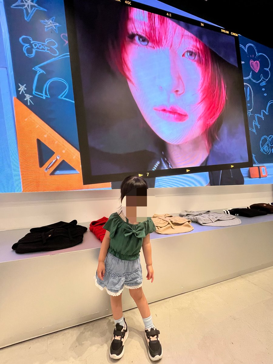 KAIRI940825's tweet photo. 今日3歳児連れてワンオペ推し活してきた！
無事に欲しかったアイスクリームTシャツゲット🍨現地調達のみだったから迷ってたけど、推し×娘はめちゃくちゃ癒し空間だった🫶そして店頭のお姉さんが写真撮りましょうか？📸って撮ってくれた😭✨
楽しかった〜❤️���🔥
@___nicoichi___ @jimwag_official https://t.co/FTSf3N8uRj