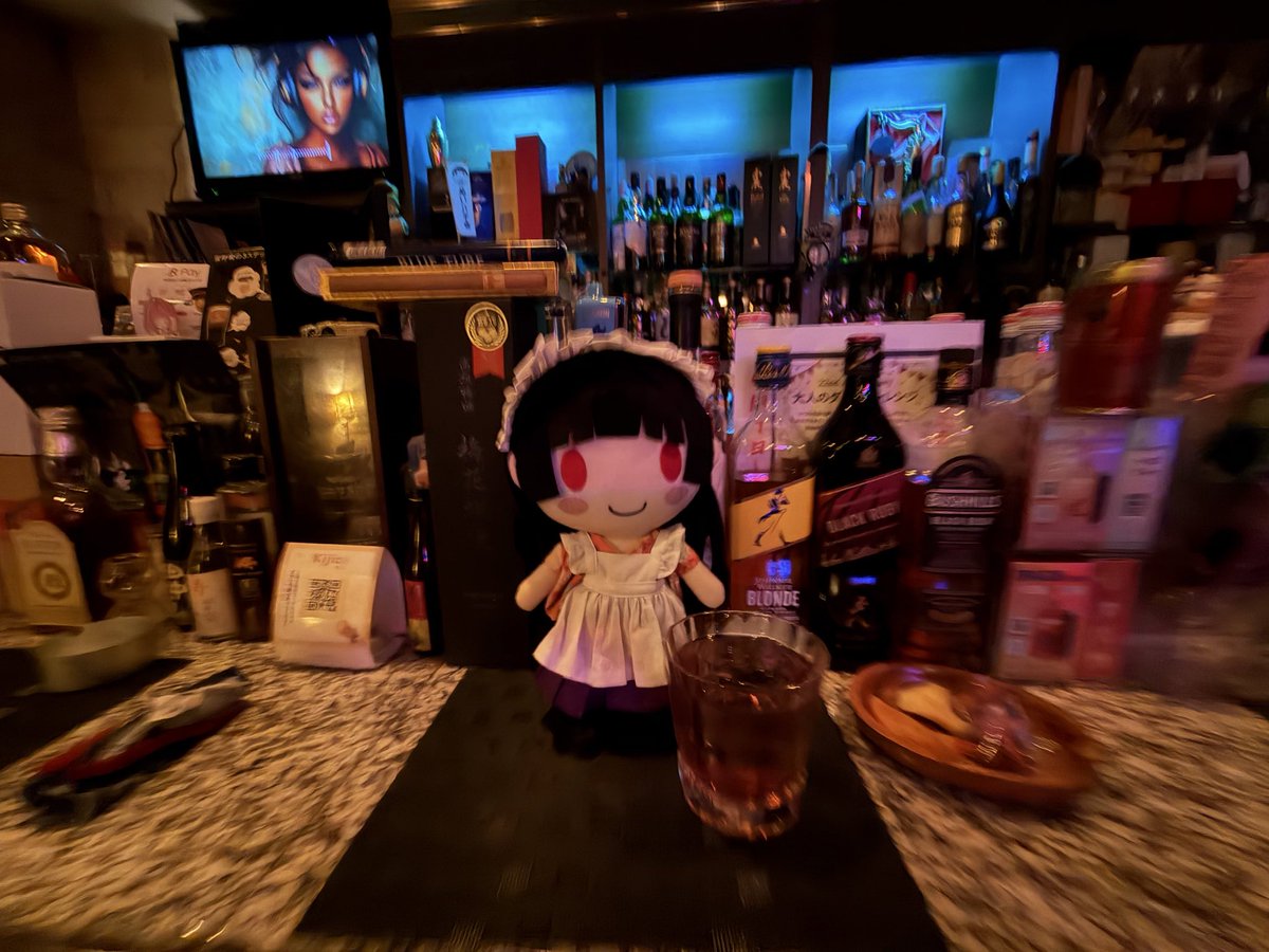 nishidai24's tweet photo. 虎鉄さんの後はライトストーンさんへ
スカイダイビング🍸←すみぺが好きな酒
ハチロク🥃🚂
オリジナルでうさだことラ・ビ・アン・ローズをイメージしたお酒を作っていただきました🥰　#ぬいてつ https://t.co/dcoL2th2SE