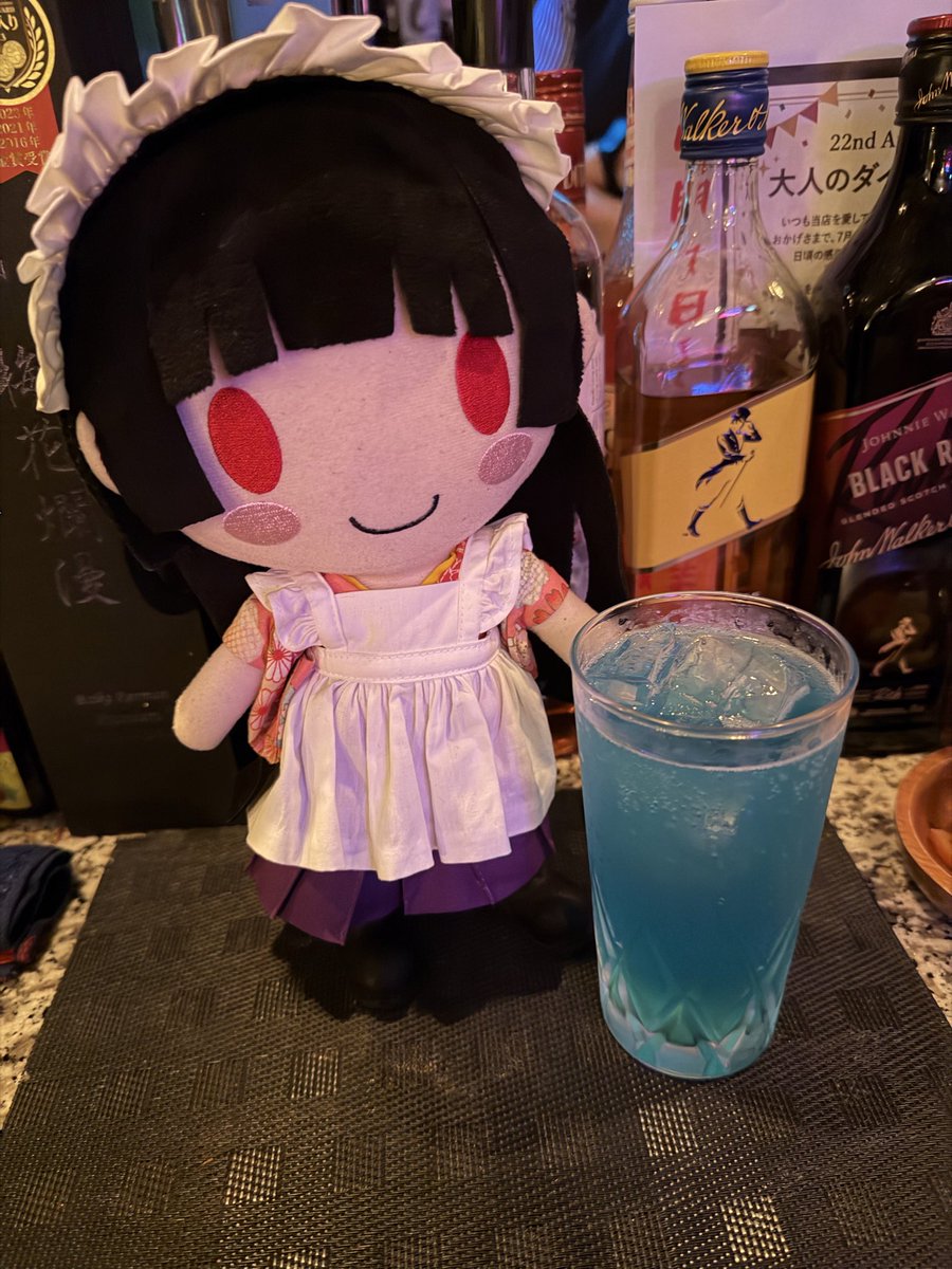 nishidai24's tweet photo. 虎鉄さんの後はライトストーンさんへ
スカイダイビング🍸←すみぺが好きな酒
ハチロク🥃🚂
オリジナルでうさだことラ・ビ・アン・ローズをイメージしたお酒を作っていただきました🥰　#ぬいてつ https://t.co/dcoL2th2SE