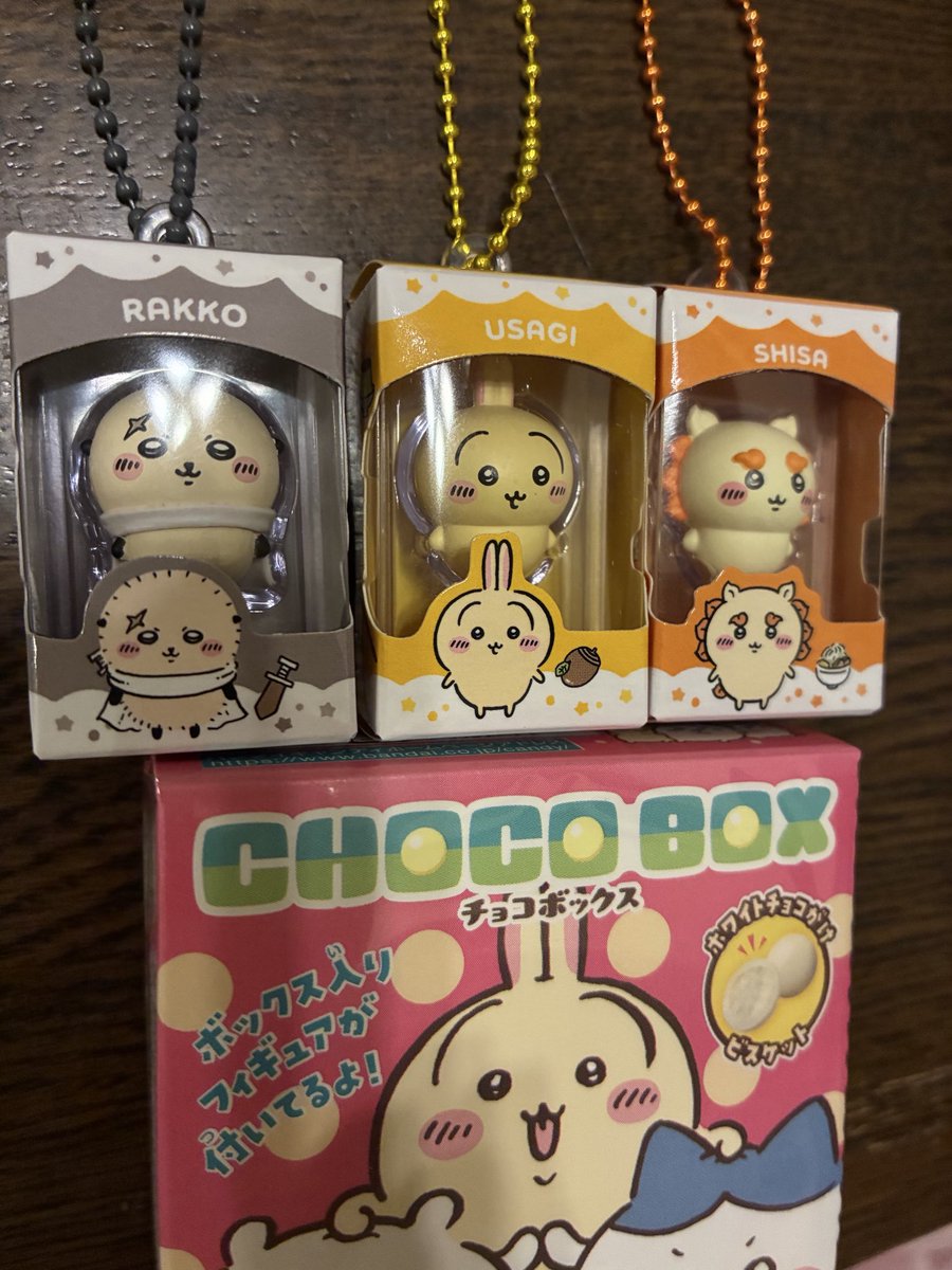 kanariorimon's tweet photo. 我が家にもきたー！！イオン、セブンイレブン、ローソン、ファミマ、セキになくて会社帰りの夫に見かけたら迷わず買ってーと頼んだら、買って帰ってきてくれました🤩息子2人寝てるからあと２つ、何が出るかな❤️可愛過ぎるサイズ‼️

#ちいかわ
#チョコボックス https://t.co/DnTB0j04V5