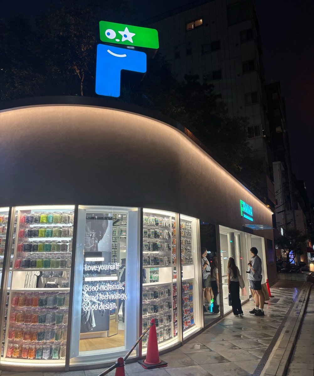 fullress's tweet photo. 「NIGO」が手掛けたファミリーマート「FAMIMA PARK AZABUDAI」が2026年 7/10 オープン！
(ニゴー ファミマ パーク 麻布台)

https://t.co/uT41jIHpPL https://t.co/M2uCBUBtuh