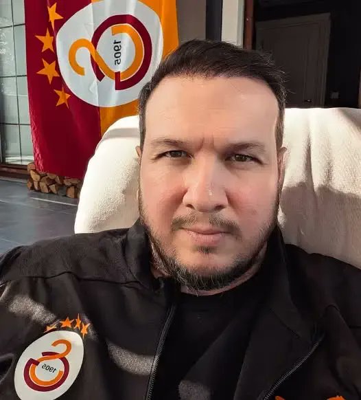 DerinGSMeclisi's tweet photo. Herkesin Galatasaray düşmanlığı yaptığı bir ortamda, filmlerinin boykot edilme korkusu olmadan hep Galatasaray'ı savundu. Zamanında Ali Koç'a ve Acun Ilıcalı'ya karşı gerekeni o söyledi. TFF'ye karşı yönetimden çok tepki gösterdi. Şimdi yönetimi eleştiriyor diye Şahan Gökbakar'ı hedef alıyorsunuz.

Mesele de yönetime ağır tepki verdi diyeymiş. Sosyal medyada her bir Galatasaray taraftarı her gün ağır iftiralara, küfürlere maruz kalırken o yönetim nerdeydi?  Kusura bakmayın ama Şahan Gökbakar yalnız değildir. Eminim herkes sahip çıkacaktır.