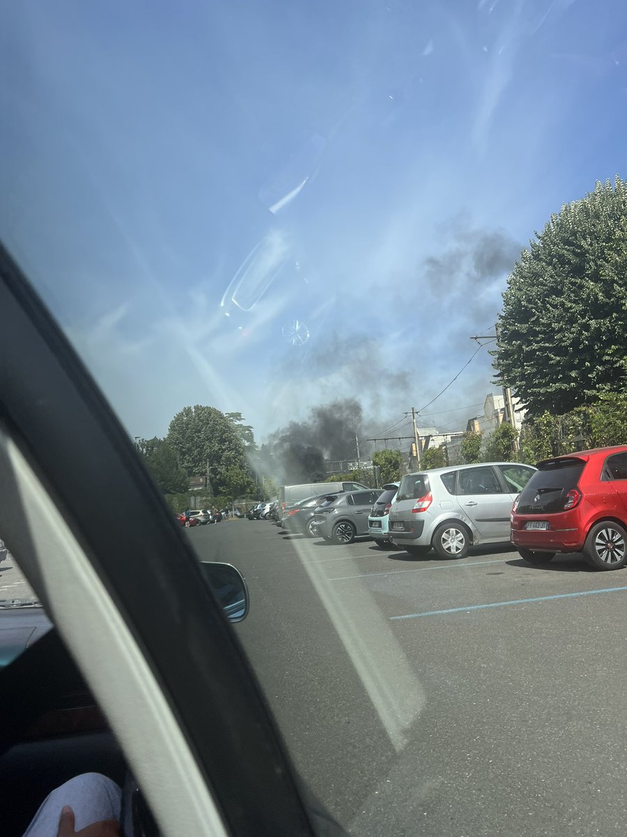 phoenix281019's tweet photo. @RERC_SNCF à 10 metres de la gare de savigny , courage aux pompiers qui sont arrivés vite https://t.co/E48FIajhCC
