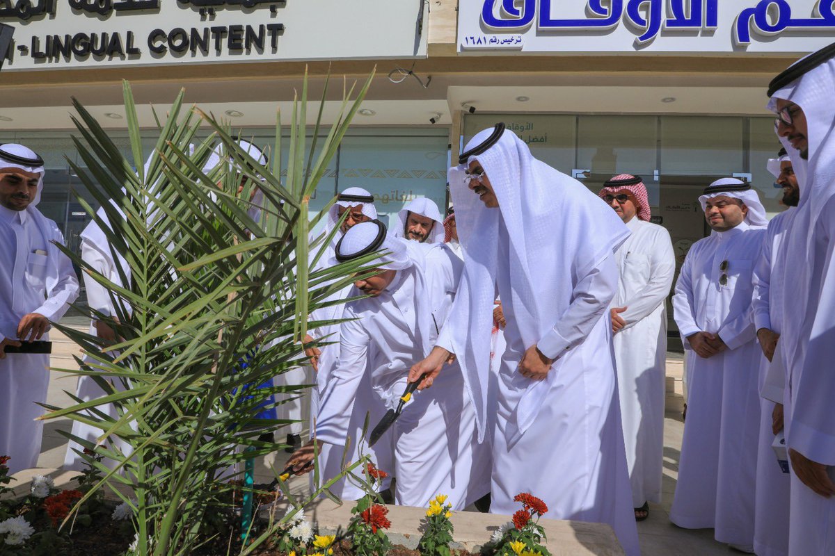 alyosifs's tweet photo. عندما أوقف الشيخ عبدالله بن صالح العثيم (محافظ وقفية) بمبلغ مليار ريال، كان يقصد أن يحدث تحولاً تاريخياً في القطاع الوقفي، ونموذجاً تنموياً فريداً يحتذى به. وبالفعل حقق ما كان يتطلع له فالمنجزات الاستثنائية لمؤسسة عبدالله العثيم  وأولاده الخيرية @AlothaimCharity تبرهن على ريادة العمل المؤسسي، من خلال هذه المحافظ التي استطاعت أن تصنع أثراً مستداما ًينمي المجتمع ويرتقي بحياة الإنسان. هذه الرؤية الملهمة والعطاء اللامحدود يجسدان أسمى قيم الجود التي رسخها أبوفهد؛ فاللهم تقبل منه هذا العمل المبارك، واجعله حرزاً له ولوالديه في الدارين، وبارك له في صحته وعمره وماله وولده.