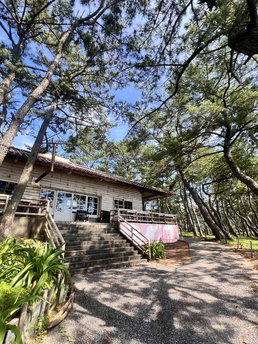 teddybear773's tweet photo. 7/7の七夕🎋に、#バナ穴　ロケ地巡り
白鶴浜海水浴場の「サンセットカフェ」
バナ穴の世界に浸ってきました。
冒頭の岩場がある海岸での撮影は、茂串海岸とのこと。
慎吾ストーリーにpostされてた風景や、つよぽんはここで撮影されてました。
浦島屋さんから車で50分くらいかかります。
#バナ穴バナシ https://t.co/jkXdYHOzBZ