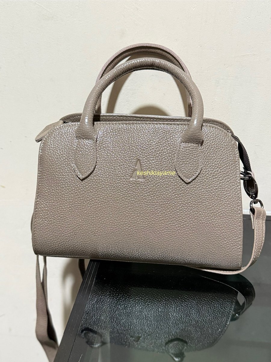 keshikiayame's tweet photo. Punya 2 tas kulit lokal dari brand berbeda satunya 2 JUTA satunya 400 ribu… sama2 dari KULIT SAPI ASLI 

puas banget si sama kualitas tas kulit sapi, bener-bener awet dan no ngelopek 🤣 https://t.co/ICpZZIgIms