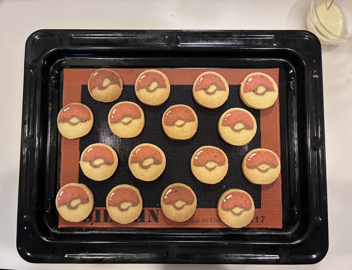 sleep_patissier's tweet photo. いい感じに焼けました🍪ホワイトチョコでちょっとおめかし https://t.co/tM2sTFCFhS