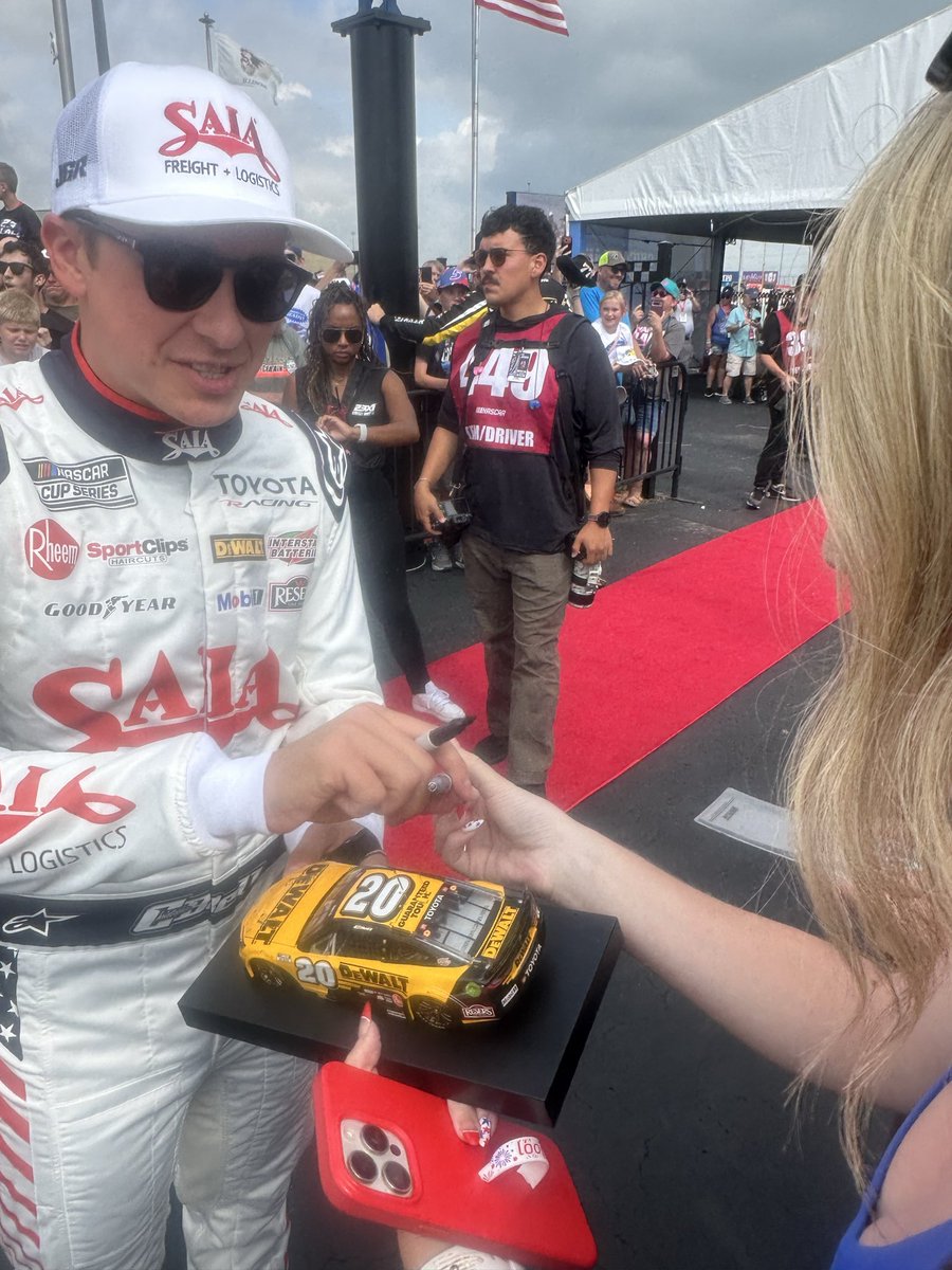 Austincowley_'s tweet photo. Mission accomplished this past weekend at @NASCAR’s @ChicagolndSpdwy!

We were able to get @chaseelliott’s and @CBellRacing’s signatures on their 9 and 20 die casts. Thank you! 

#NASCAR #ChicagolandSpeedway #ChaseElliott #ChristopherBell https://t.co/bVXYoEYiye
