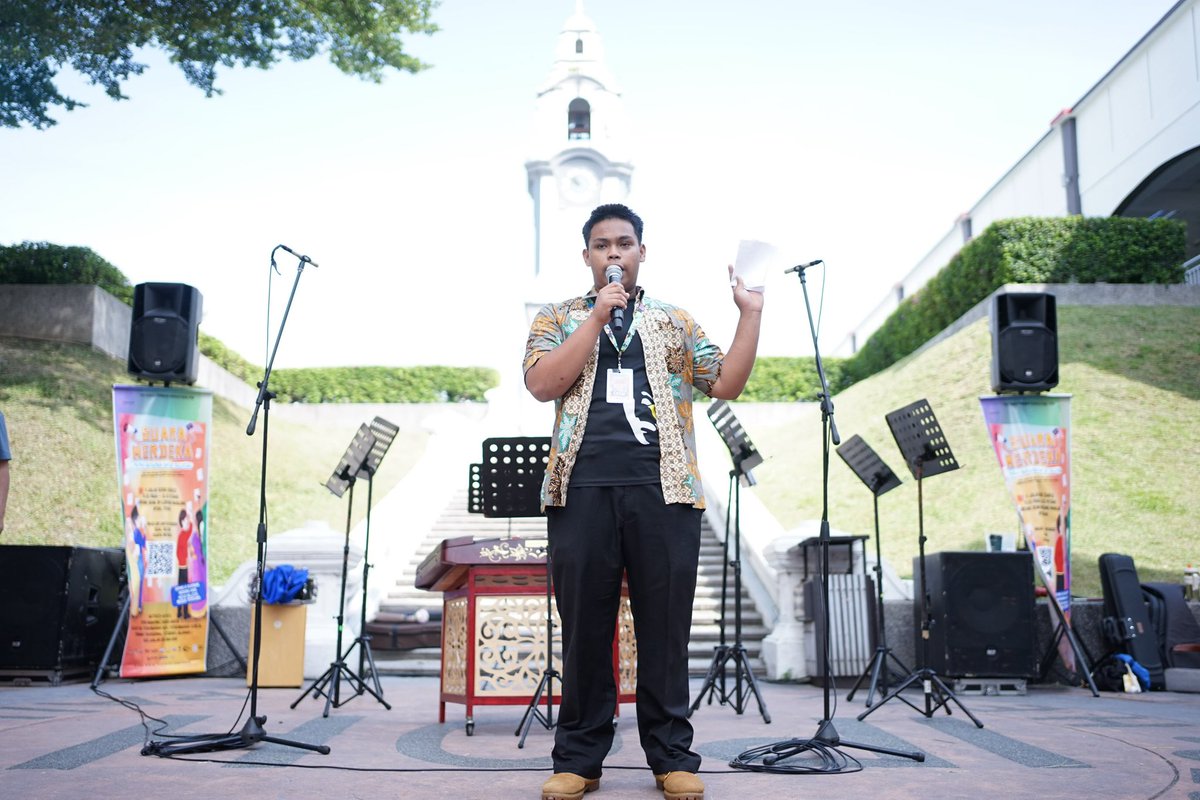 InspireIpoh's tweet photo. Satu lagu. Satu ikrar. Satu semangat Malaysia. 

Dengan alunan Negaraku, Lafaz Rukun Negara dan bacaan puisi oleh Isma Arsyad, SUARA MERDEKA membuka tirainya dengan penuh semangat patriotik dan perpaduan.

Terima kasih kepada semua. https://t.co/C2KhT88uyd