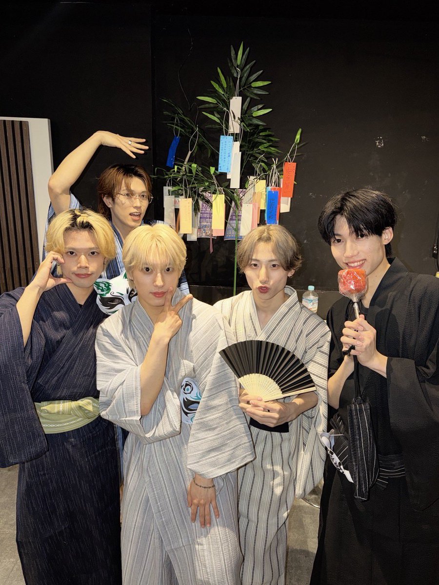 V2VivaVoyage's tweet photo. ✨ 39589祭　七夕祭SP ✨

お越しいただきありがとうございました🚢

公式SNS、各メンバーSNSのチェックもよろしくお願いいたします✅

次回ライブ情報もぜひチェックしてください♫

🎫次回はこちら
　「Carat×Crow presents〜XSUMMIT〜」
🔗https://t.co/dXeNvzeEzE

本日もご来場いただきありがとうございました‼️

SOUTA @SOUTA__V2 誕生日おめでとう🎉✨
七夕当日のLIVEで、新カバー曲披露しました🎋🥁
次回も皆様のご来場お待ちしております🚢

#ブイツー 
#アイドル