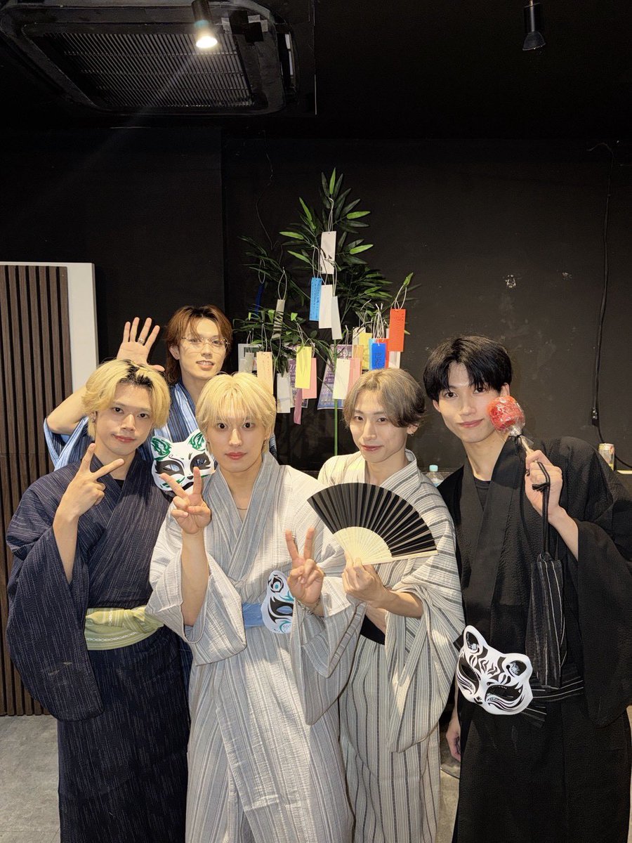 V2VivaVoyage's tweet photo. ✨ 39589祭　七夕祭SP ✨

お越しいただきありがとうございました🚢

公式SNS、各メンバーSNSのチェックもよろしくお願いいたします✅

次回ライブ情報もぜひチェックしてください♫

🎫次回はこちら
　「Carat×Crow presents〜XSUMMIT〜」
🔗https://t.co/dXeNvzeEzE

本日もご来場いただきありがとうございました‼️

SOUTA @SOUTA__V2 誕生日おめでとう🎉✨
七夕当日のLIVEで、新カバー曲披露しました🎋🥁
次回も皆様のご来場お待ちしております🚢

#ブイツー 
#アイドル