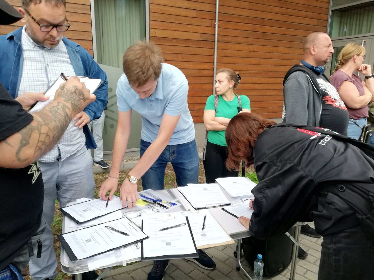 jaroslawbaca's tweet photo. Wczorajszy protest przeciwko nielegalnemu meczetowi przy ul.  Dworskiej 1 w Krakowie zgromadził wielu uczestników. Zainteresowanie  było tak duże, że skończyły się wydrukowane ankiety.
Przypominamy! Głos możesz oddać także w formie online:
https://t.co/Ut6iQRrApM https://t.co/6qtkq7QL0L