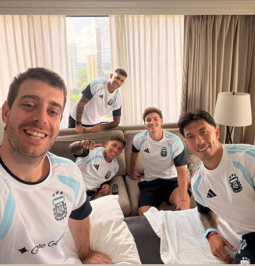 ejf249's tweet photo. el kinesiólogo de la selección dijo: foto con las parejitas gay🏳️‍🌈 https://t.co/c9HDCY2TKh
