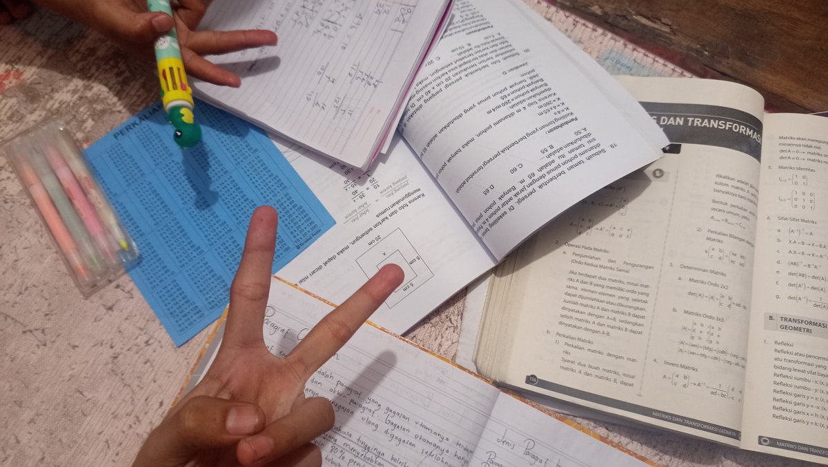 vavampireartr's tweet photo. belajar utibika + ngajarin sepupu belajar buat persiapan masuk sekolah 🙌🏻🙌🏻 https://t.co/r7KbMDWGho