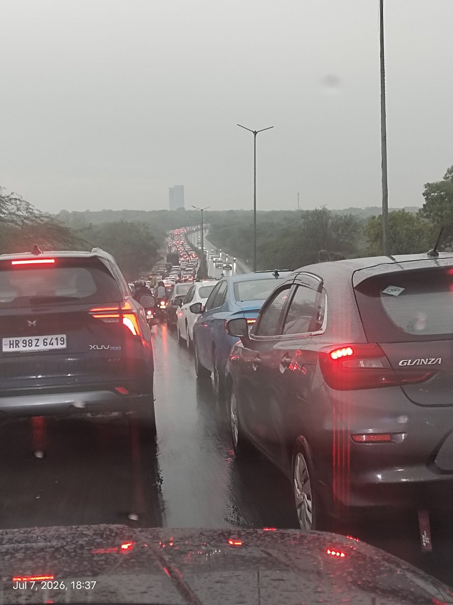 Vijay_____Kumar's tweet photo. @TrafficGGM @gurgaonpolice @DC_Gurugram Heavy traffic from Khushboo chowk to Gwal Pahadi - Faridabad road https://t.co/4gmugsWDZu