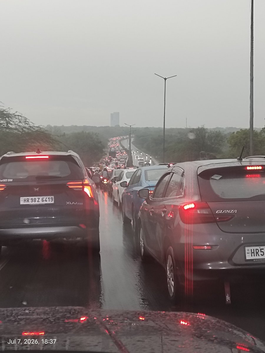 Vijay_____Kumar's tweet photo. @TrafficGGM @gurgaonpolice @DC_Gurugram Heavy traffic from Khushboo chowk to Gwal Pahadi - Faridabad road https://t.co/4gmugsWDZu