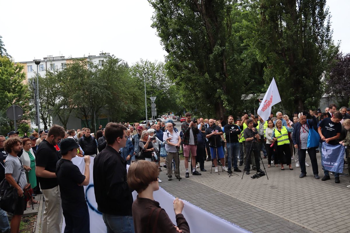 jaroslawbaca's tweet photo. Wczorajszy protest przeciwko nielegalnemu meczetowi przy ul.  Dworskiej 1 w Krakowie zgromadził wielu uczestników. Zainteresowanie  było tak duże, że skończyły się wydrukowane ankiety.
Przypominamy! Głos możesz oddać także w formie online:
https://t.co/Ut6iQRrApM https://t.co/6qtkq7QL0L