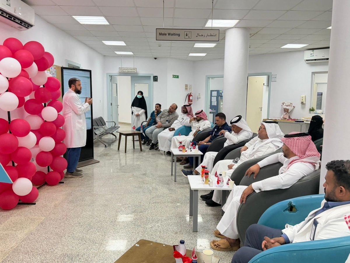 Qunfudah_GH's tweet photo. نفذ مركز صحي أحد بني زيد التابع لـ #مستشفى_القنفذة_العام، صباح اليوم الثلاثاء الموافق 07/07/2026، فعالية توعوية تحت شعار “معًا نحو حياة أفضل لمصابي الأنيميا المنجلية”، وذلك بالتعاون مع مكتب العمل والضمان الاجتماعي وجمعية عافاك لأمراض الدم الوراثية.

وهدفت الفعالية إلى رفع مستوى الوعي بمرض الأنيميا المنجلية، والتعريف بطرق الوقاية، وأهمية الكشف المبكر، وتعزيز جودة الحياة للمصابين، من خلال تقديم رسائل توعوية وإرشادات صحية للزوار والمستفيدين.

وشهدت الفعالية حضور مدير #مستشفى_القنفذة_العام الدكتور عبدالعزيز الهيجان، ومديرة مركز صحي أحد بني زيد الدكتورة ولاء القحطاني، حيث اطلعا على أركان الفعالية، وأكدا أهمية مواصلة المبادرات التوعوية التي تسهم في نشر الثقافة الصحية وتعزيز الوعي المجتمعي، تحقيقًا لمستهدفات تعزيز الصحة والوقاية.

#تجمع_مكة_المكرمة_الصحي #لتبقى_مكة_بصحة