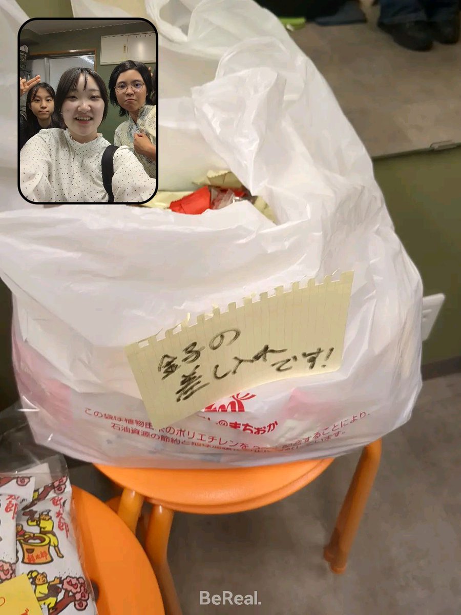 Monaka_360's tweet photo. 角女アオイからの差し入れがレジ袋パンパン過ぎて生理用品みたいでした(ありがとう) https://t.co/dmGOPm9C6U