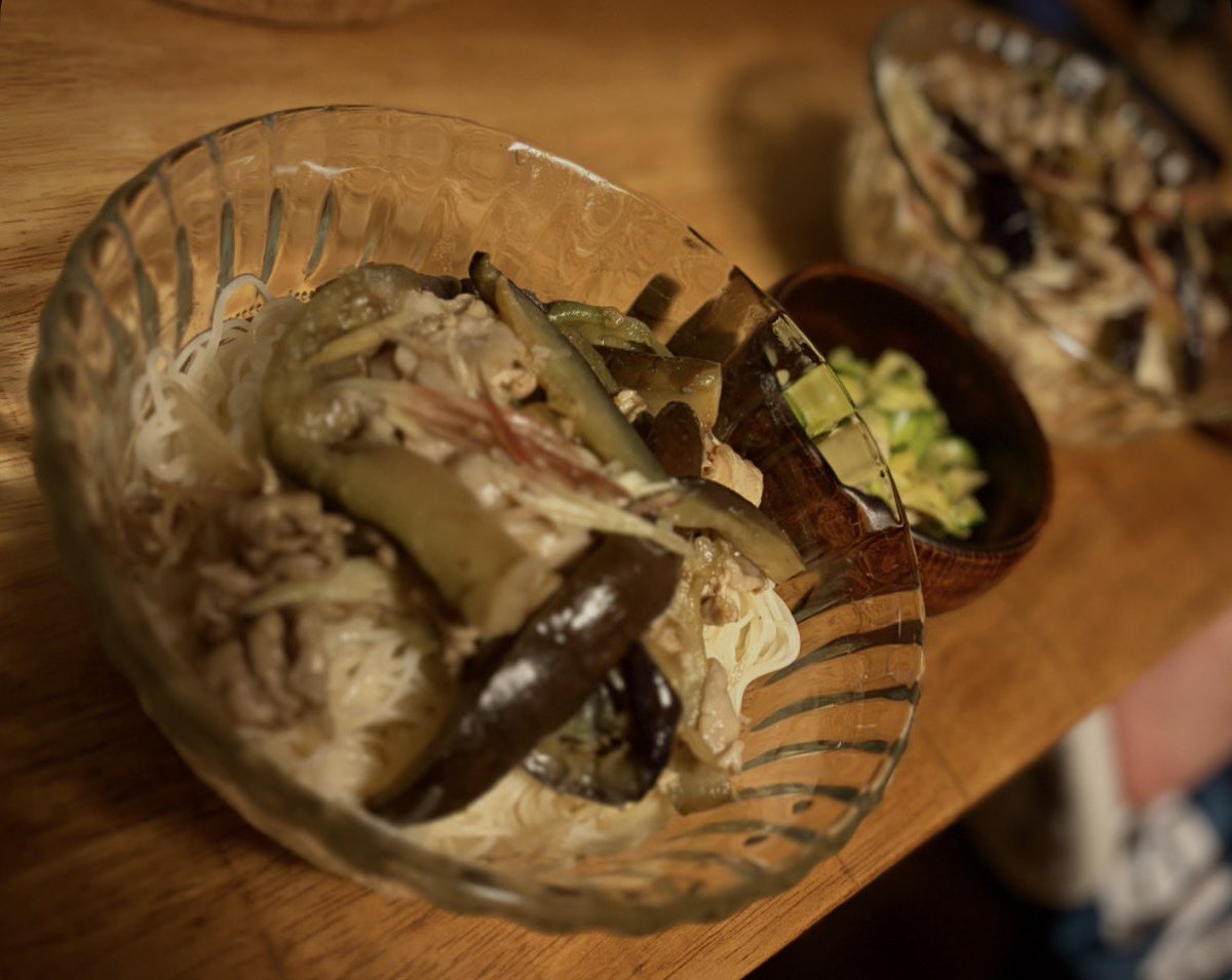chums_chu's tweet photo. 七夕レシピと調べて出てきたのを参考に
お素麺と、生ズッキーニと冷しゃぶサラダを作った。
七夕レシピとか調べてる自分が可愛い。
まんまとスーパーの戦略にはまって笹団子まで買いそうになった。
絶対食べへんやろ自分‼︎ってちゃんと持ち直した👏
しかしなぜ七夕＝お素麺なの？
川っぽいから？ https://t.co/CTmL6snIbS