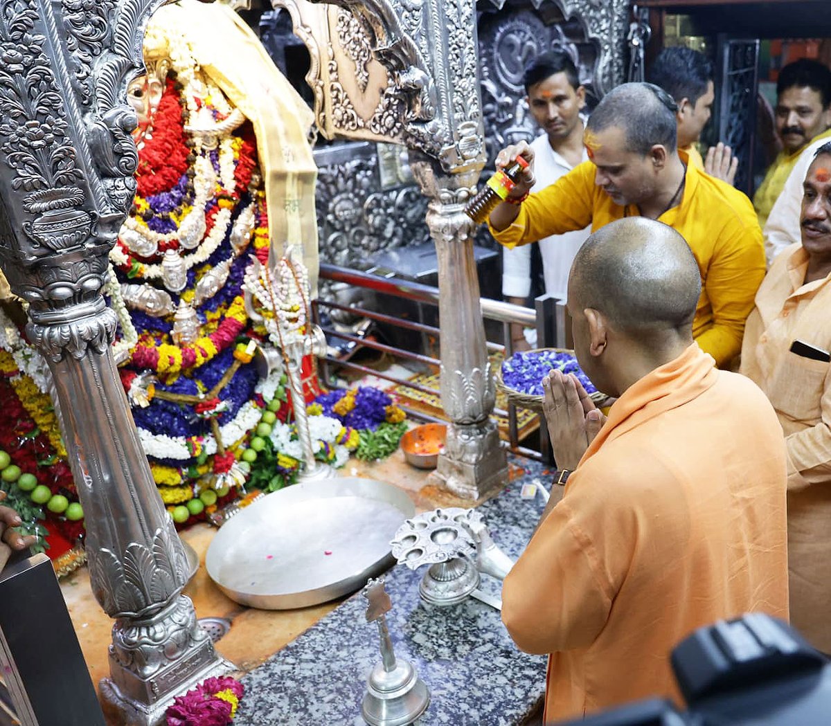 GorakhnathMndr's tweet photo. शूलटङ्कपाशदण्डपाणिमादिकारणं
श्यामकायमादिदेवमक्षरं निरामयम्।
भीमविक्रमं प्रभुं विचित्रताण्डवप्रियं
काशिकापुराधिनाथकालभैरवं भजे।।

गोरक्षपीठाधीश्वर, महंत श्री @myogiadityanath जी महाराज ने आज वाराणसी में 'काशी के कोतवाल' श्री काल भैरव जी के दर्शन-पूजन कर चराचर जगत के कल्याण हेतु प्रार्थना की।