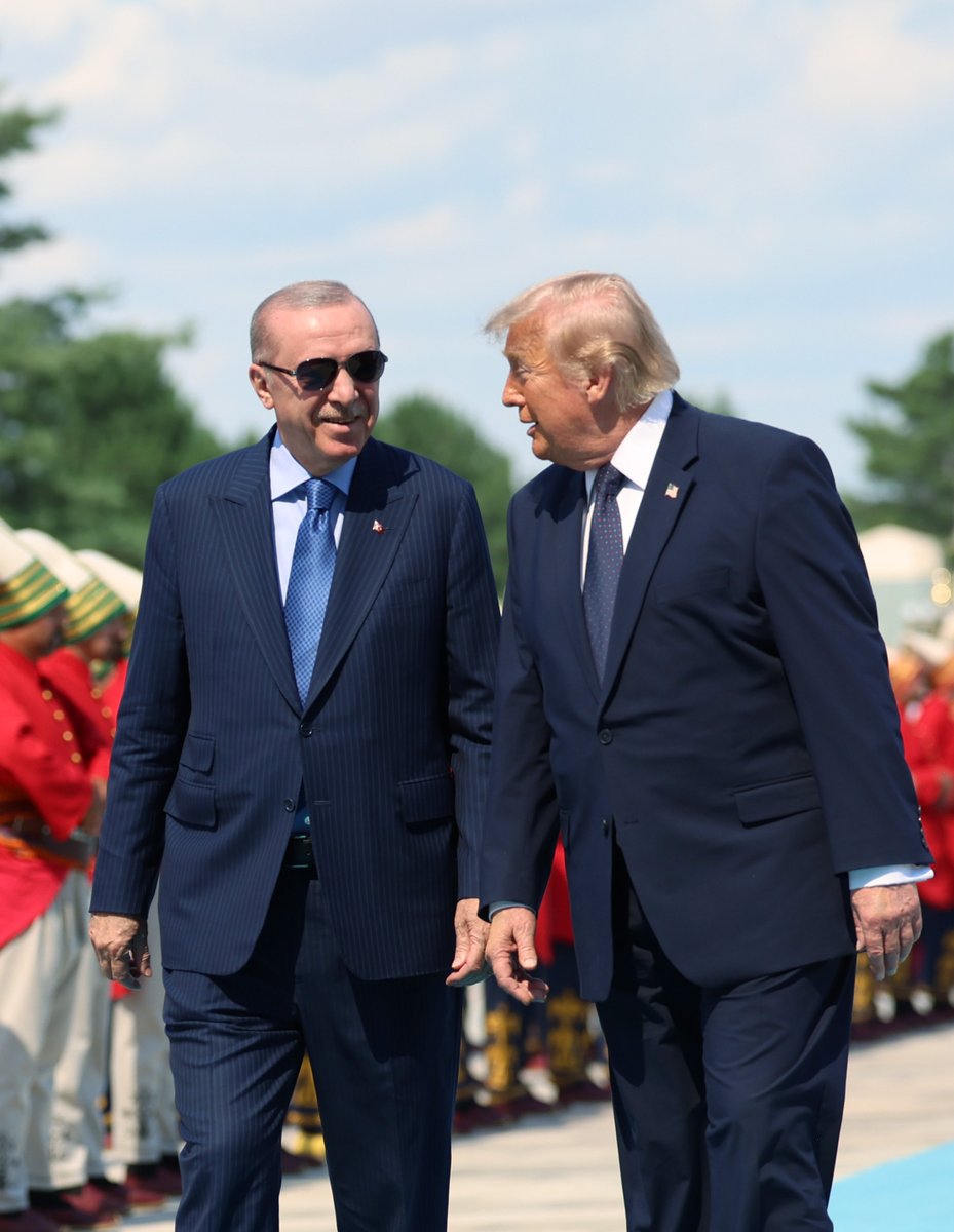 RTEdijital's tweet photo. Cumhurbaşkanımız @RTErdogan, ABD Başkanı Donald Trump'ı resmî törenle karşıladı. https://t.co/jDklMEX21Q