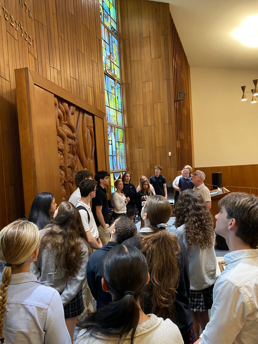 fenwickfriars's tweet photo. Oak Park Temple and Rabbi Max Weiss recently welcomed #FenwickFriars studying Interreligious Dialogue this summer. Students learned the basic tenets of Judaism and toured the historic synagogue. https://t.co/R7CETefLPj