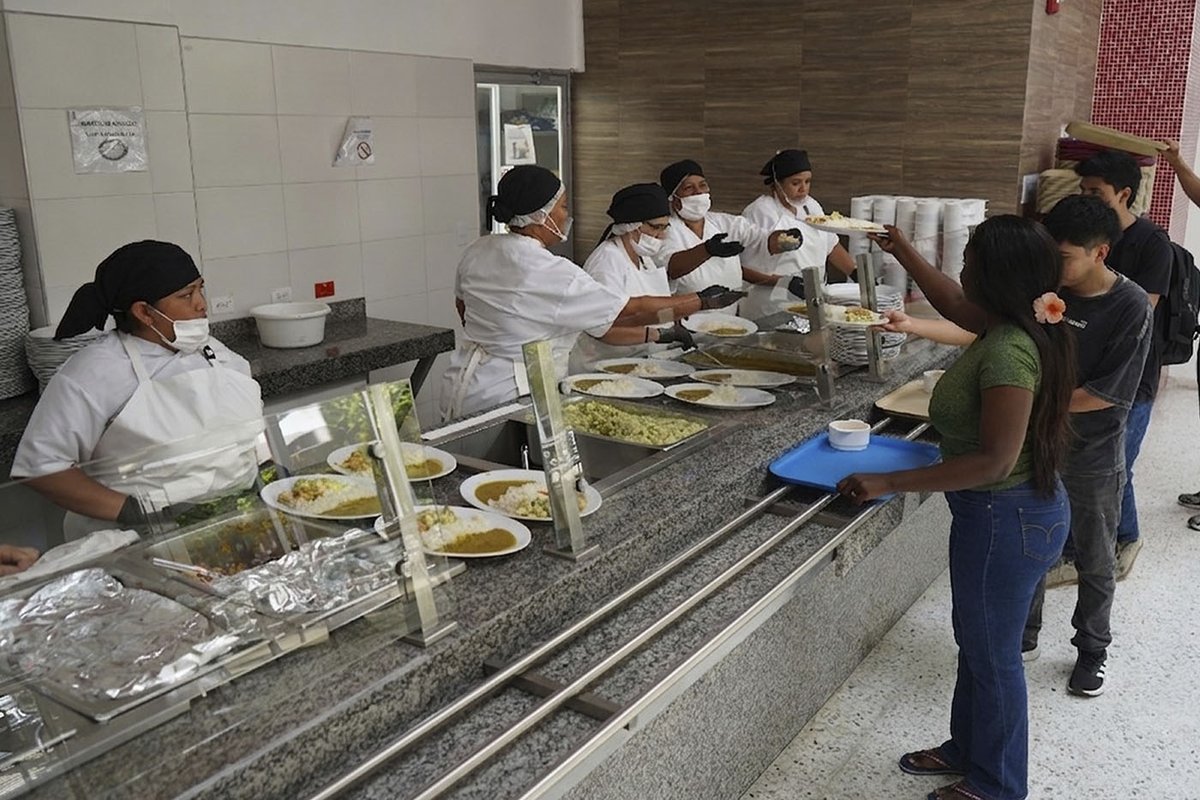 UNALOficial's tweet photo. #LaUNALCuenta 🎉🍽️ Fue aprobado el Programa de Alimentación Universitaria (PAU), una iniciativa impulsada desde la Sede @PalmiraUNAL que busca garantizar almuerzo gratuito a más de 700.000 estudiantes de universidades públicas. 👉 https://t.co/JzyodtAO1n | @PrensaUNAL https://t.co/r67LMNfFdx