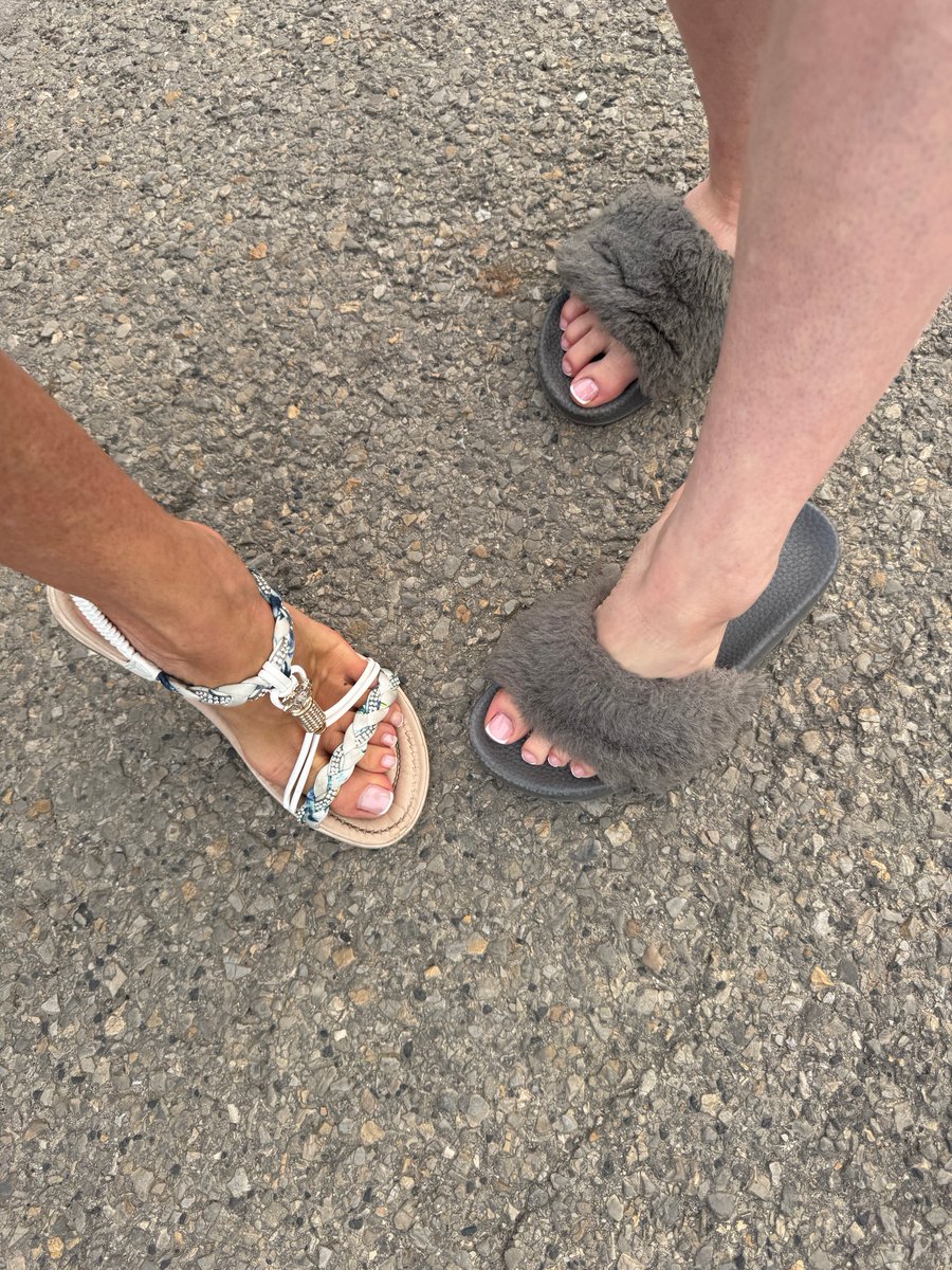 PaniKaludia's tweet photo. Like mother, like daughter 👠 https://t.co/41XHaEkku2
