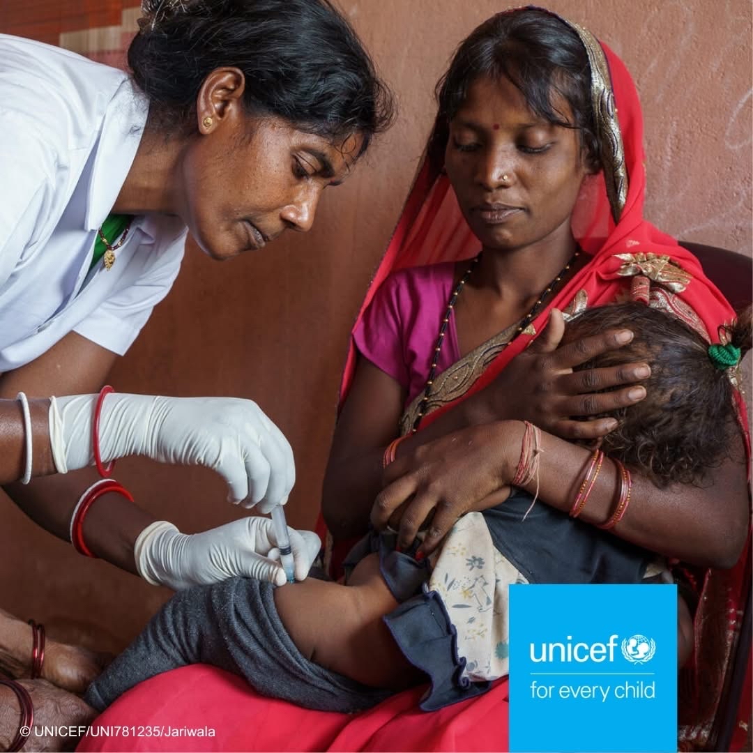 UNICEFIndia's tweet photo. Pushpa Bai from Darkhod walks 30 minutes to the Anganwadi centre in Tukutili, Jashpur, to ensure her 1.5-year-old daughter, Amruta, gets every vaccine on time. Thanks to the reminders from Mitanin didis, parents like her never miss a dose.

With community health workers, the Government of Chhattisgarh, and UNICEF working together, immunization is reaching every child — building awareness, strengthening health systems, and breaking access barriers.

Because every child deserves protection. 💙

#VaccinesWork #ForEveryChild