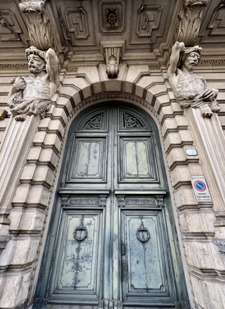 Shelli_BH's tweet photo. Muscular architecture in Padua, Italy https://t.co/RKChwQkTfc