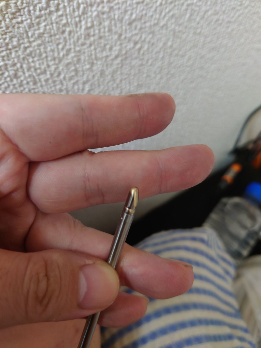 kitune8000's tweet photo. つとむさんhttps://t.co/30A7KLcFygのペン先カスタム配信を見ながら、ソフビ盛りした表面をならすのに良さそうなカタチにN型をカスタムしました❤(ӦｖӦ｡)丸型をベースに参考にして、ソフビ表面を撫でやすい傾斜をつけました。新型の凹みはプロトタイプがあるので表面処理特化にしてみました🎵 https://t.co/zJMB8JHgWG