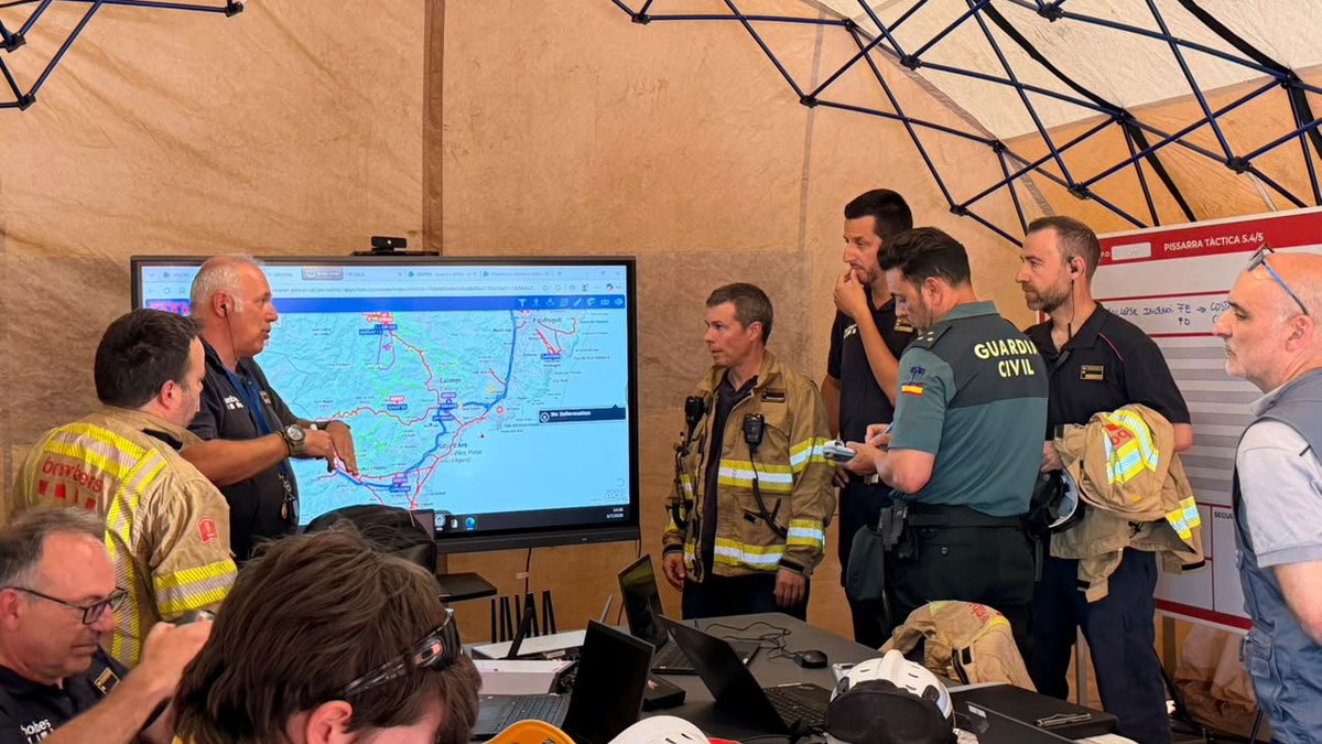 SNOBomberos's tweet photo. #Forestal Delegación de @BomberosdeChile encabezada por el Líder del GTO forestal Rodolfo Valdivia participa en pasantía en Cataluña - España, con los jefes de análisis de incendios forestales. Están en  apoyo al IF de Bisbal que hasta hoy es el más importante de la temporada. https://t.co/MCNXFLCZf1