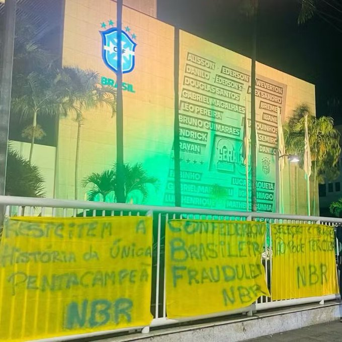 pmarcelo1972's tweet photo. Sede da CBF, amanheceu com alguns cartazes contendo mensagens de indignação de torcedores, diante ao fracasso da seleção na Copa.
Será que o ministro do STF, Gilmar Mendes, vai aceitar isso pacificamente ou vai interpretar a atitude como um ato antidemocrático? https://t.co/0jJewBBQRl