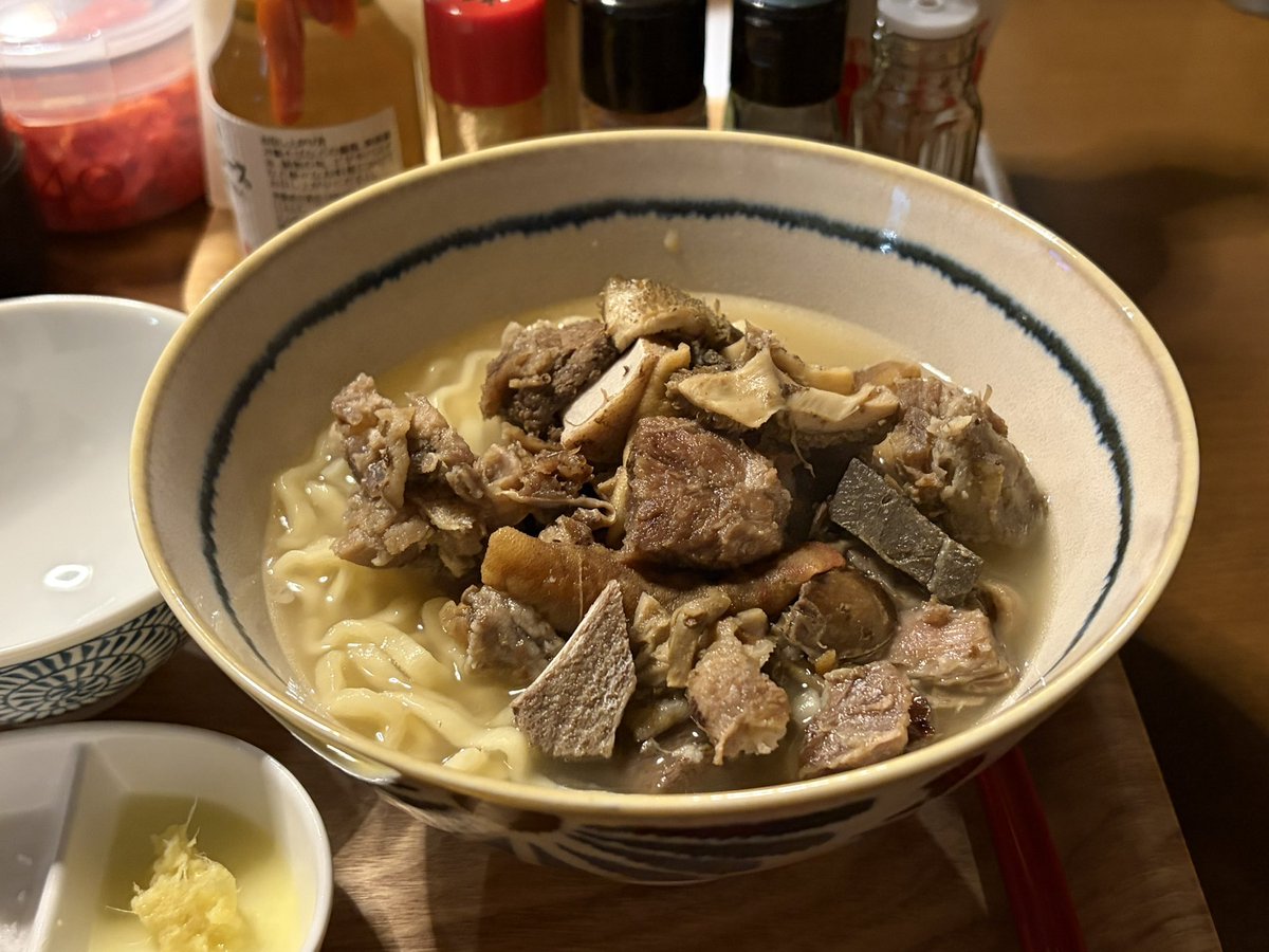 mss_eagles's tweet photo. 沖縄に来たらヤギ食わないとですわ　明日に向けてパワー💪　あとここは美味いわ https://t.co/QF38CO8spA
