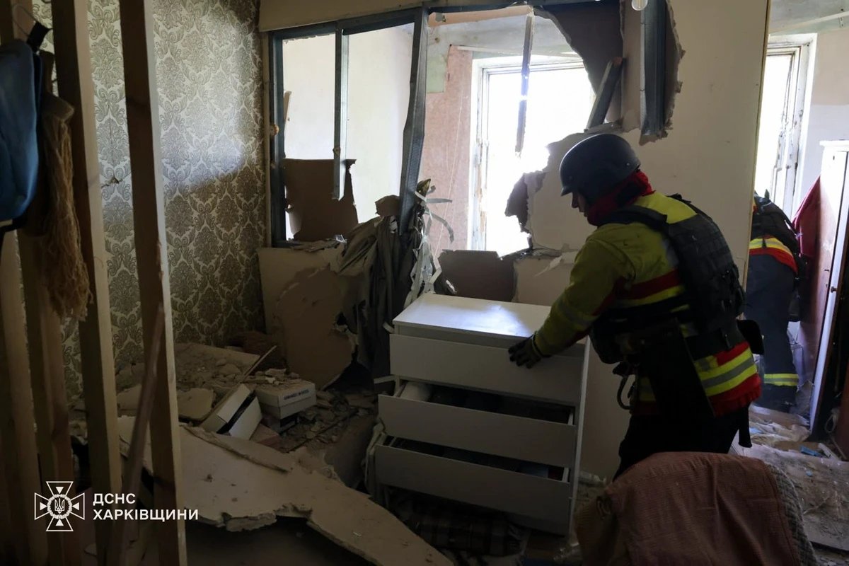 IuliiaMendel's tweet photo. Russia attacked Kharkiv with guided aerial bombs (KABs) during the day. At least 1 person was killed and 20 others injured, including 4 children. A brutal strike on a civilian city in broad daylight. https://t.co/0v8mgnJO8A
